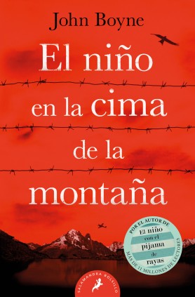 El niño en la cima de la montaña