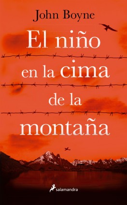 El niño en la cima de la montaña