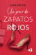 Un par de zapatos rojos