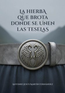 La hierba que brota donde se unen las teselas