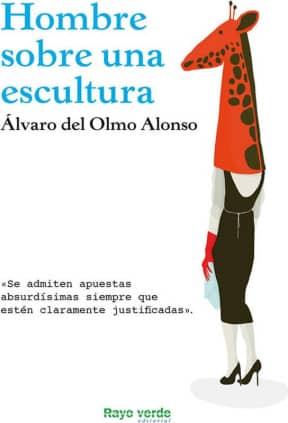 Hombre sobre una escultura