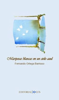 Mariposas blancas en el cielo azul